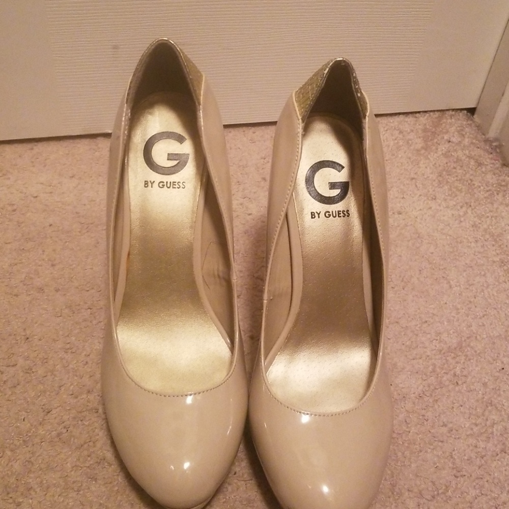 Good condition guess pumps